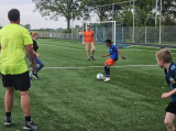 Laatste training S.K.N.W.K. JO10-1 (partijtje tegen de ouders) van woensdag 22 mei 2024 (119/133)